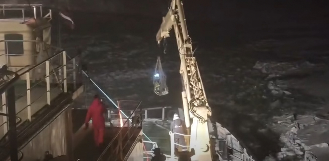 Ledlauža "Varma" komanda izglābj uz dreifējoša ledus gabala jūrā iepūstus cilvēkus.