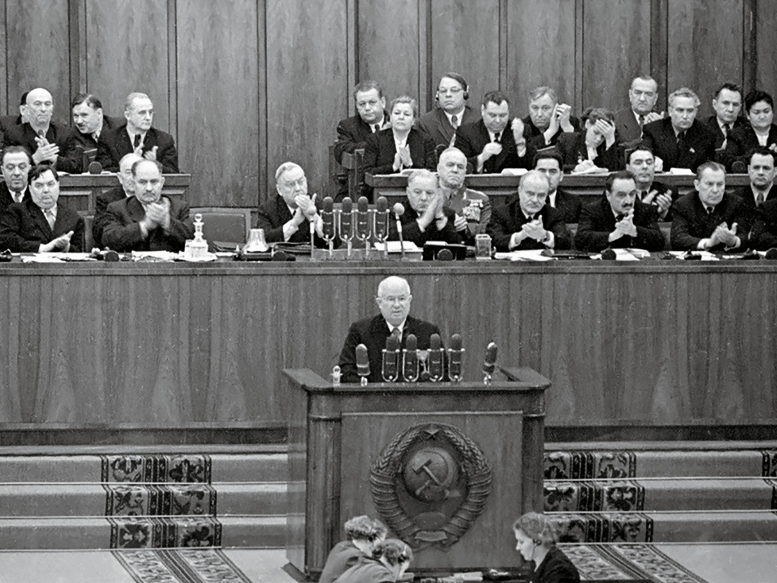 Ņikita Hruščovs Padomju Savienības
Komunistiskās partijas XX kongresa tribīnē 1956. gada 25. februārī, nosodot Josifa Staļina
personības kultu un asiņaino teroru.