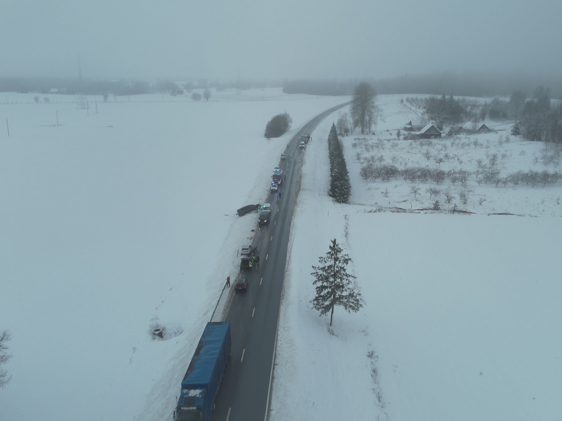 Traģiskā avārija uz Ventspils šosejas pērnā gada sākumā, kurā cieta Ventspils Mūzikas vidusskolas kora “Nošu planēta” jaunieši. Viņu diriģente gāja bojā notikuma vietā, bet vēlāk slimnīcā izdzisa arī vienas kora dziedātājas un šofera dzīvība.