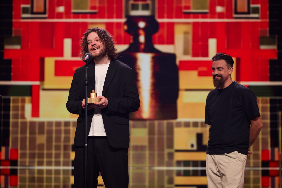 Matīss Kaža un Rihards Zaļupe balvas "Kilograms kultūras 2025" laureātu sveikšanas ceremonijā.