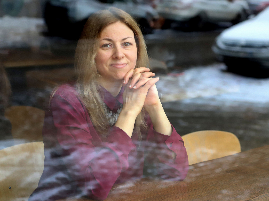 “Rakstot šo grāmatu, domāju – kurš to vispār gribēs lasīt, kam tā
būs svarīga,” par savu jaunāko darbu “Tēvs” saka rakstniece Inga Žoude. Taču tie, kas izlasījuši, zina, cik vispārcilvēciski
svarīgas un sāpīgas tēmas slēpj lekni sarkanās neļķu galviņas uz vāka.