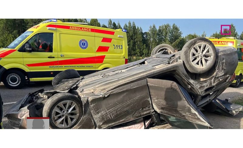 Automašīna, kurā brauca Gunta Vaičule ar saviem tuviniekiem un kuru vadīja viņas vīrs Mārtiņš, pēc trieciena apmeta vairākus kūleņus.