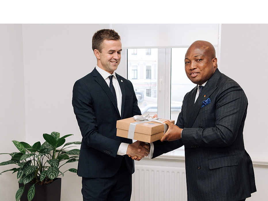 "Lionpro Group" īpašnieks un vadītājs Jānis Kuļikovskis (pa kreisi) ir gandarīts, ka panākta vienošanās ar Ganas Republikas ārlietu ministru Samuelu Okudzeto Ablakvu par ekonomisko sadarbību, kas uzņēmumam ļaus vēl plašāk izvērsties Āfrikā. Dāvanā Ganas ministrs saņem latviešu tautiskos dūraiņus un grāmatu par to adīšanu.