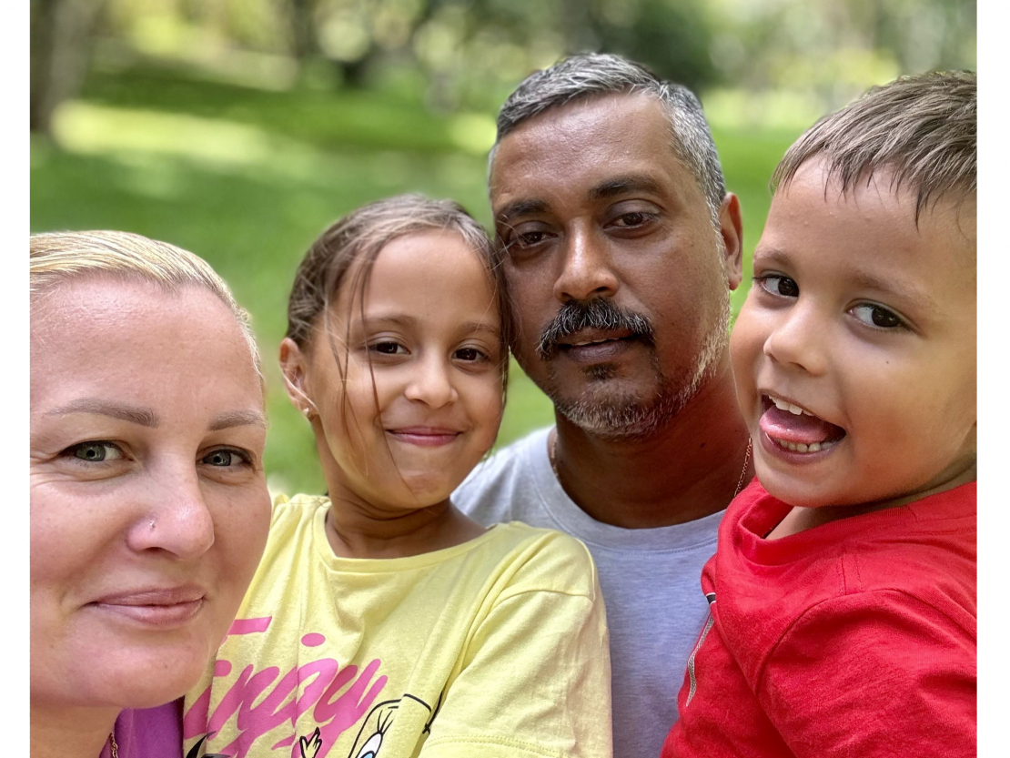 Ar vīru Dinešu Ilga sarunājas angliski, bet bērni ir poligloti –
runā latviešu, hindu, angļu, kreolu un franču valodā.