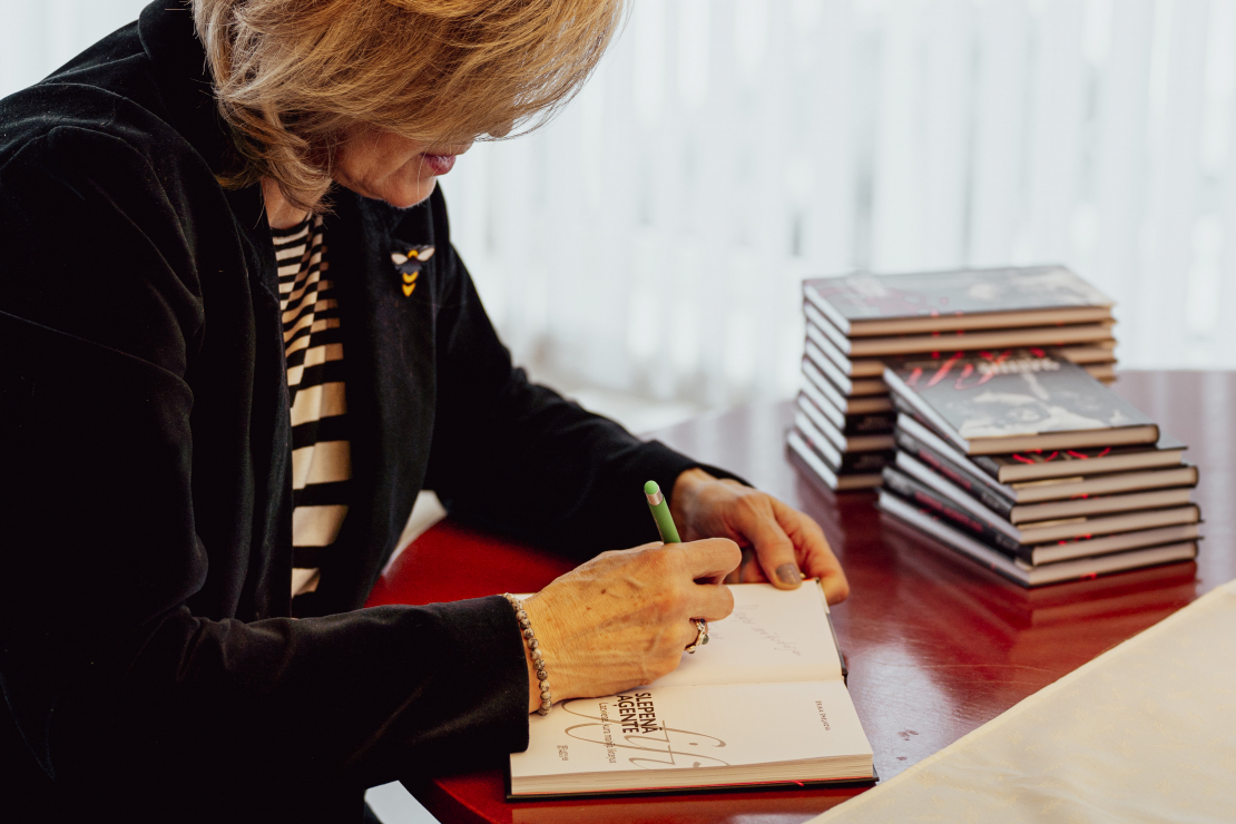 Žurnāliste Ērika Šmeļkova savas grāmatas "Slepenā aģente Fifī. Latviete, kura mainīja likteņus" prezentācijas pasākumā.