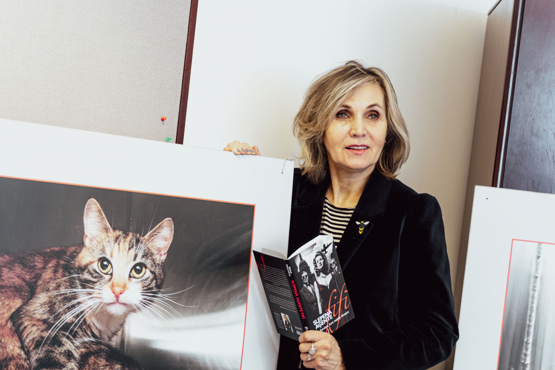 Žurnāliste Ērika Šmeļkova savas grāmatas "Slepenā aģente Fifī. Latviete, kura mainīja likteņus" prezentācijas pasākumā.