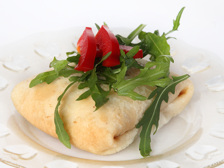 Ar biezpienu, rukolu un papriku pildītas pankūkas.