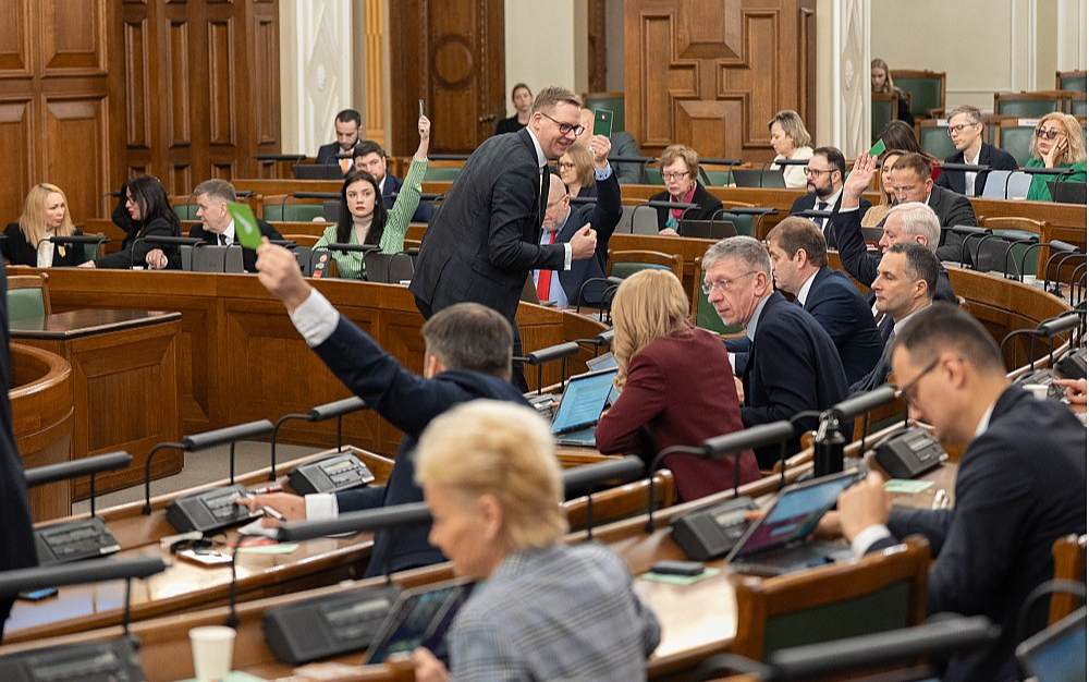 Grūti saskaitīt, cik reizes opozīcija 14. Saeimā ierosinājusi kāda ministra atbrīvošanu no amata un cik reizes noticis deputātu balsojums par demisijas prasīšanu. Nevienā iepriekšējā sasaukumā šis parlamentārās darbības instruments nav izmantots tik bieži kā šajā Saeimā.