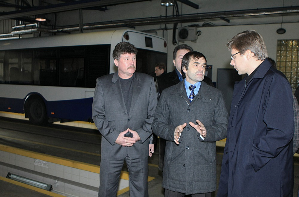 2011. gada 14. novembris. Toreizējais "Rīgas satiksmes" valdes priekšsēdētājs Leons Bemhens (no kreisās), "Rīgas satiksmes" tehniskā atbalsta direktors Ingvars Šnikvalds un toreizējais Rīgas domes priekšsēdētājs Nils Ušakovs uzņēmuma "Rīgas satiksme" 7. autobusu parkā.