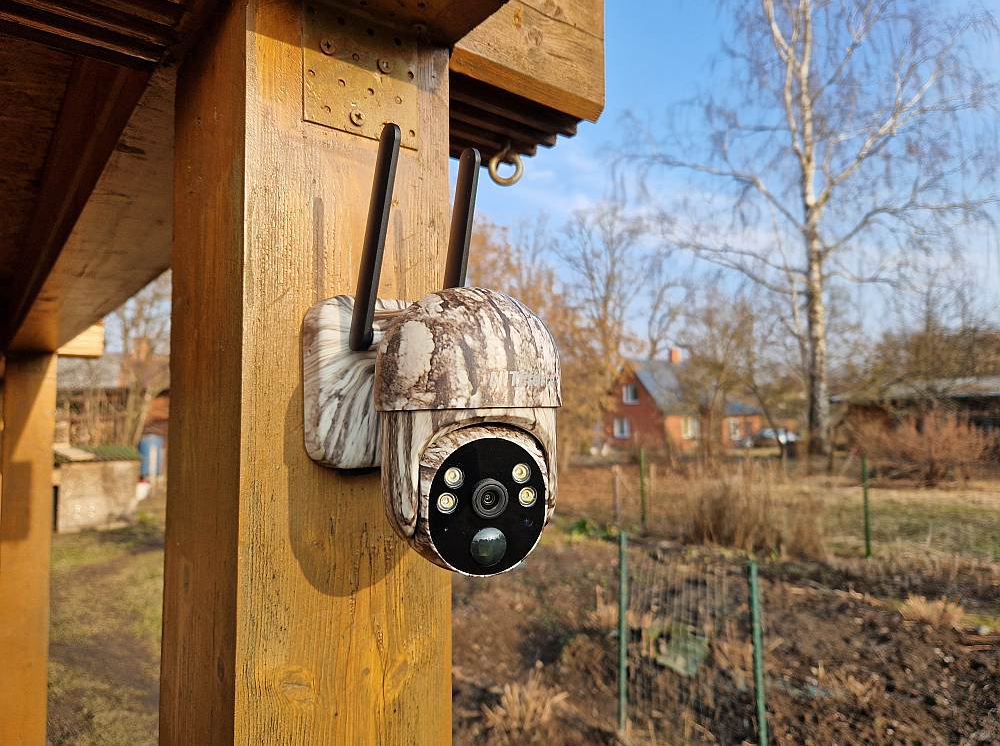 Ar tiešsaistes kameru lieliski var novērot savu īpašumu. Tā ļauj arī uzrunāt atnākušo.