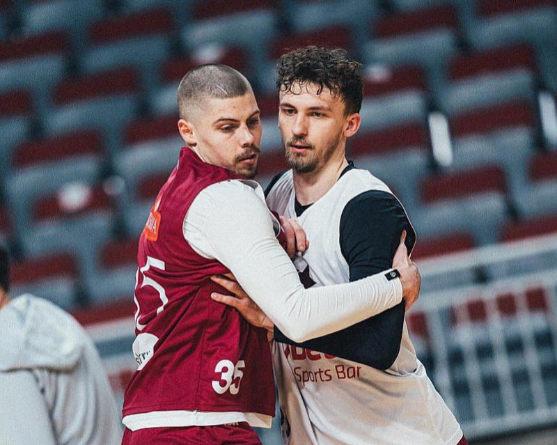 Kristera Zorika (no labās) un Kristapa Ķilpa "deja" Latvijas izlases treniņā, gatavojoties svarīgajām spēlēm pret Poliju.