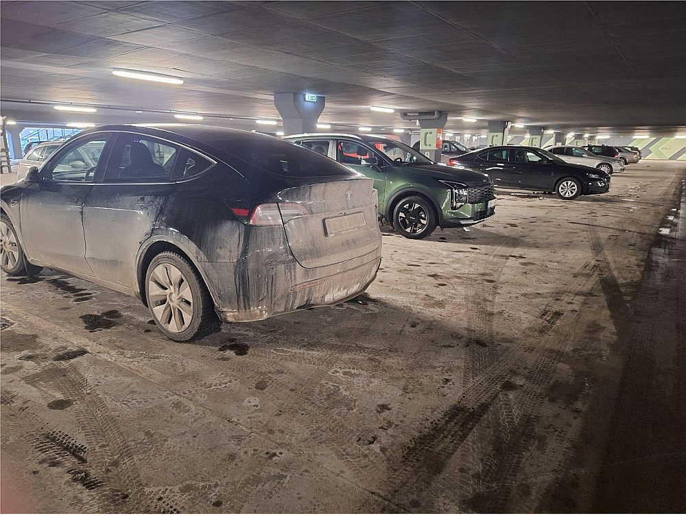 Reģistrācijas numurzīmei jābūt salasāmai vismaz 20 metru attālumā, taču šķīdonī ar to "nokrāmēties" daudziem laika neatliek.