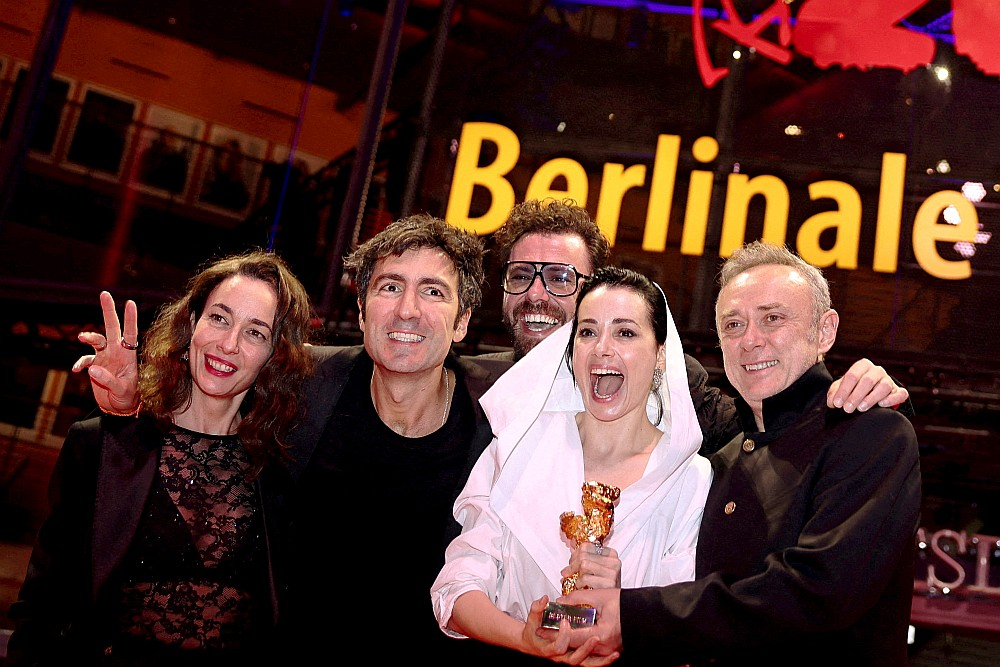 Berlīnes kinofestivāla galvenā balva – "Zelta lācis" – piešķirta vācu režisora Ilkera Čataka filmai "Yellow Letters", kas atzīta par labāko filmu. No kreisās: režisors Ilkers Čataks ar sievu, scenārija līdzautori Aidu Čataku, galveno lomu atveidotāji Aidans Isiks, Ozgu Namala, Tansu Bikers.