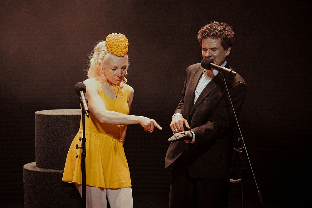 Guna Zariņa un Vilis Daudziņš Matīsa Kažas izrādē "Apbrīnas ieleja".