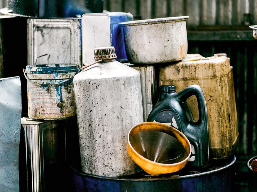 Naftas produktu atkritumi (tehniskās eļļas jeb smēreļļas un to filtri), piemēram, no dārza tehnikas, tiek uzskatīti par bīstamiem atkritumiem, tos kategoriski aizliegts izmest sadzīves atkritumos.