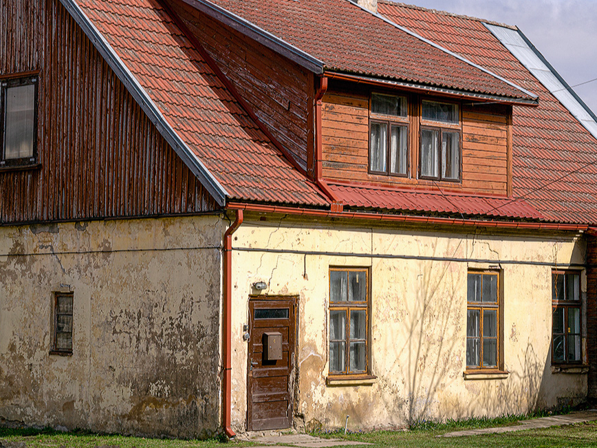 Lai atjaunotu vēsturisku mūra ēku, svarīgi novērst iespējamos bojājumu cēloņus un izvēlēties atbilstīgus materiālus.