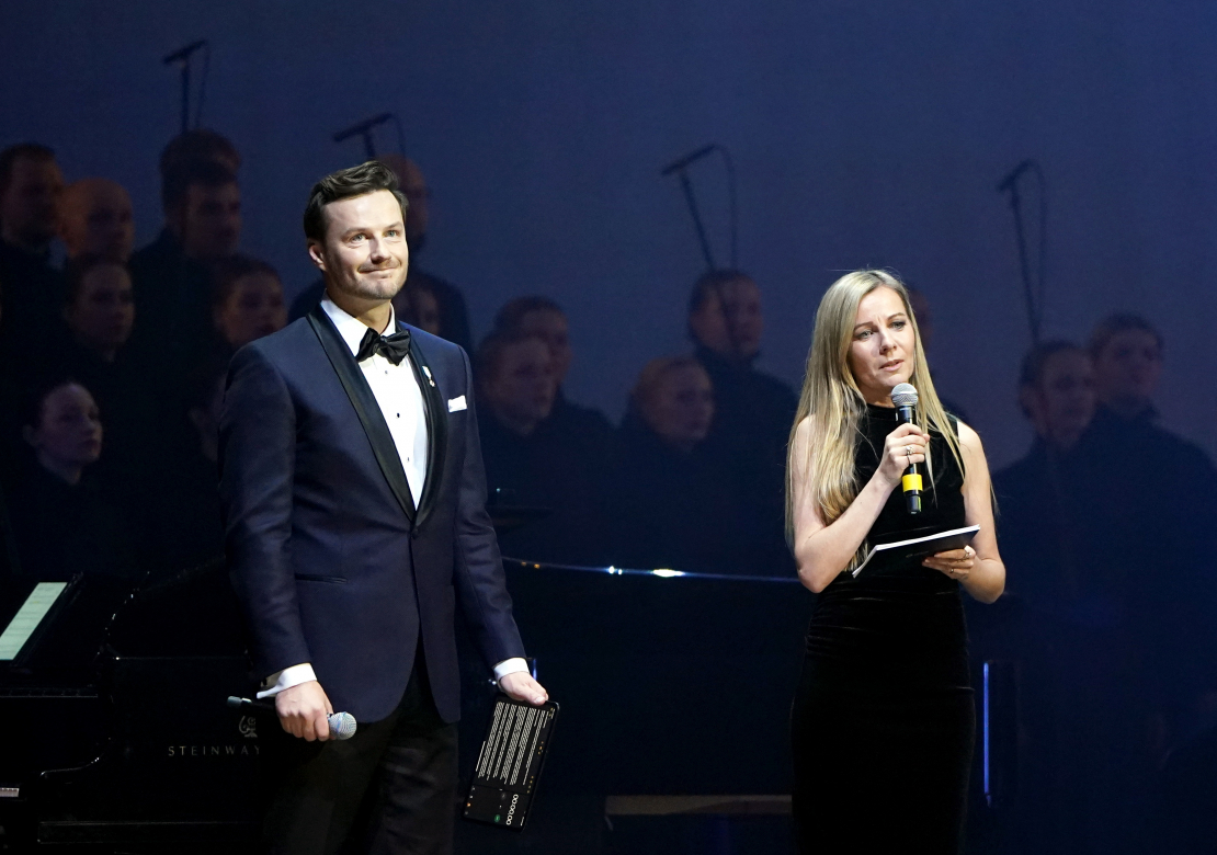 Fonda "Uzņēmēji mieram" līdzdibinātājs Kristofs Blaus un vadītāja Laura Skrodele uzrunā klātesošos Ukrainas atbalstam veltītā koncertā "Palīdzi izvest Ukrainas aizstāvjus no nāves" Latvijas Nacionālajā operā un baletā.