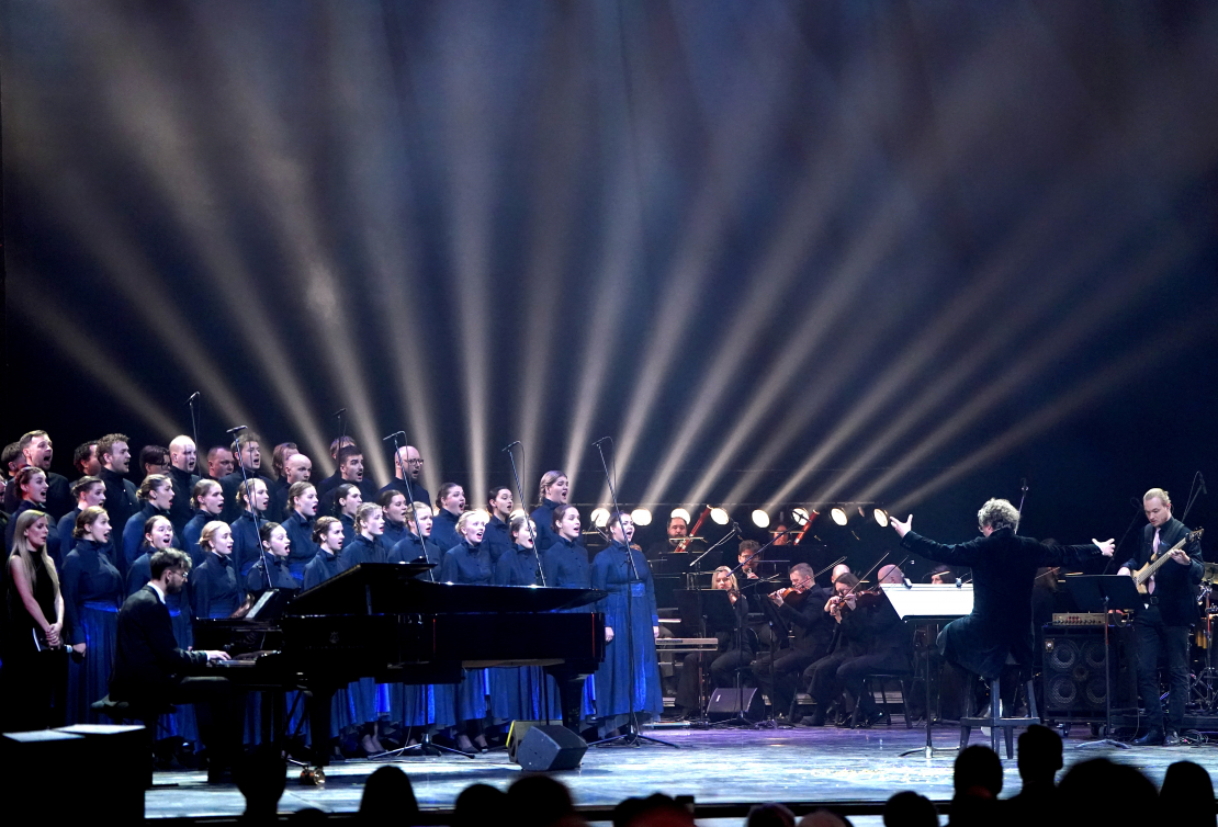 Diriģents Jānis Ozols (centrā), koris "Maska" un kamerorķestris "Sinfonietta Rīga" uzstājas fonda "Uzņēmēji mieram" organizētā Ukrainas atbalstam veltītā koncertā "Palīdzi izvest Ukrainas aizstāvjus no nāves" Latvijas Nacionālajā operā un baletā.