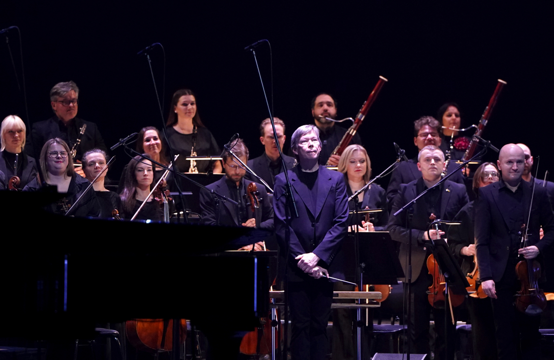 Diriģents Normunds Šnē (centrā) un kamerorķestris "Sinfonietta Rīga" uzstājas fonda "Uzņēmēji mieram" organizētā Ukrainas atbalstam veltītā koncertā "Palīdzi izvest Ukrainas aizstāvjus no nāves" Latvijas Nacionālajā operā un baletā.