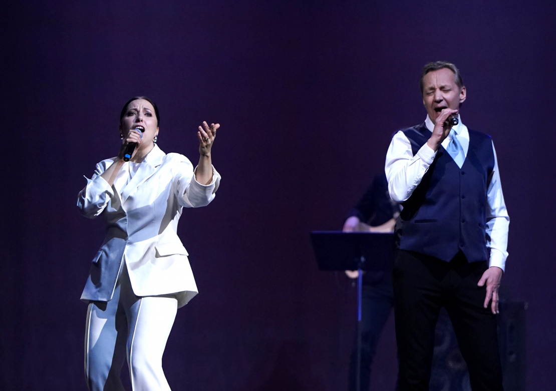 Dziedātāji Aija Vītoliņa un Zigfrīds Muktupāvels uzstājas fonda "Uzņēmēji mieram" organizētā Ukrainas atbalstam veltītā koncertā "Palīdzi izvest Ukrainas aizstāvjus no nāves" Latvijas Nacionālajā operā un baletā.