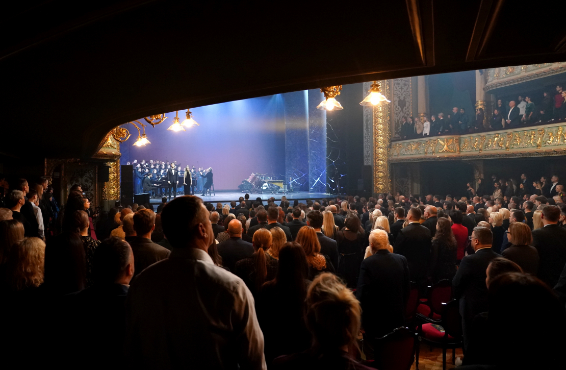 Fonda "Uzņēmēji mieram" organizēts Ukrainas atbalstam veltīts koncerts "Palīdzi izvest Ukrainas aizstāvjus no nāves" Latvijas Nacionālajā operā un baletā.