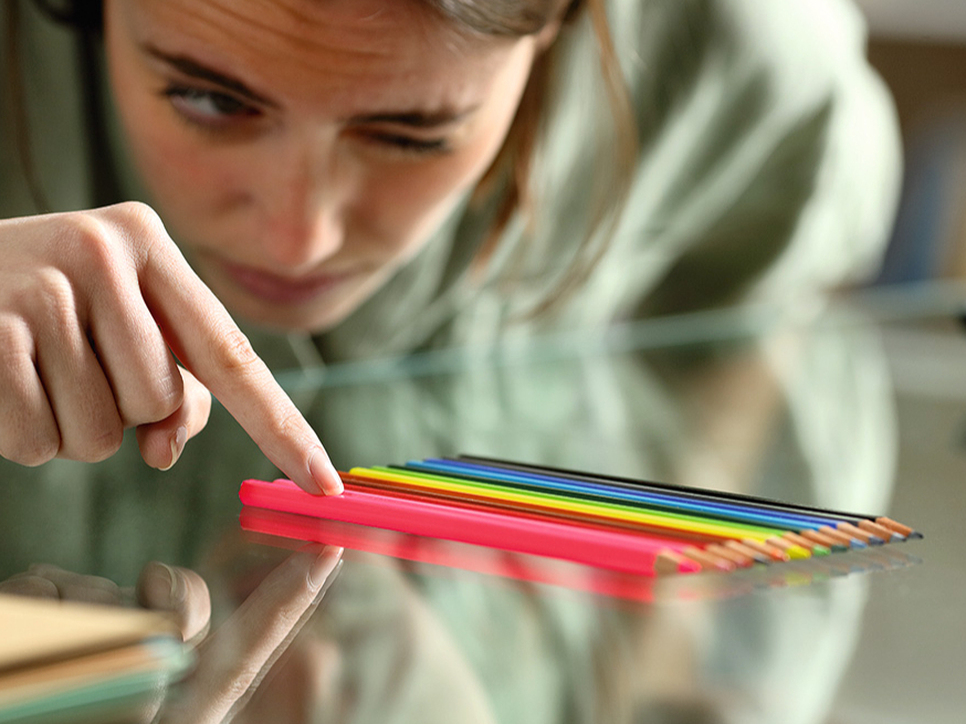 Par problēmu var liecināt pārmērīga vēlme izkārtot priekšmetus noteiktā veidā: simetriski, pēc krāsām, lieluma, skaita vai citiem kritērijiem. Tiek veltīts daudz laika, lai perfekti izkārtotu, piemēram, rakstāmpiederumus uz galda.