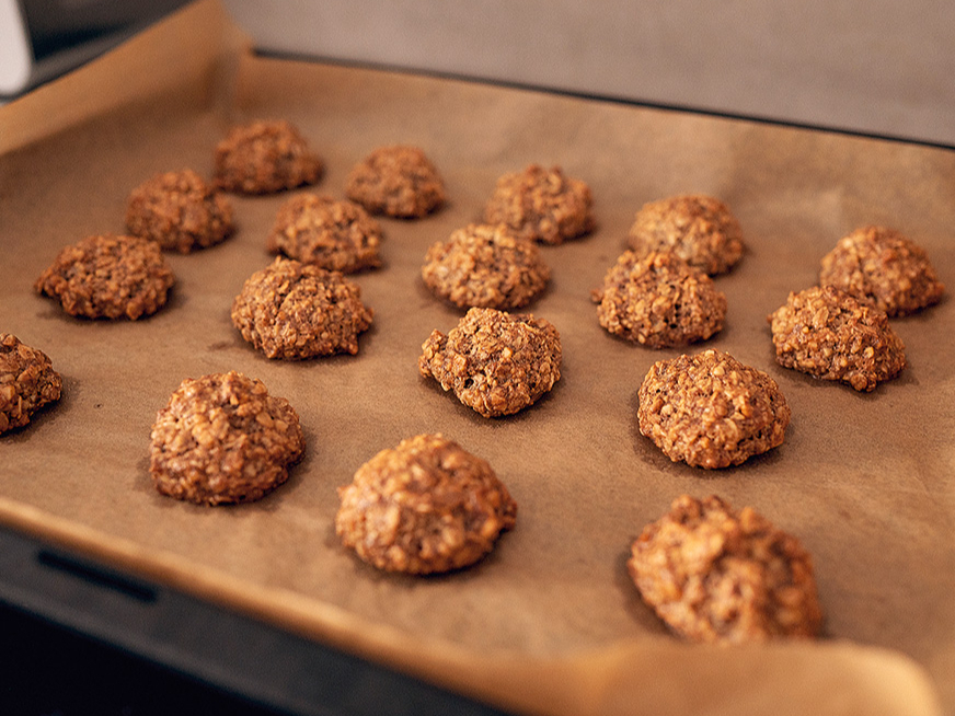 Kamas un auzu pārslu cepumi.