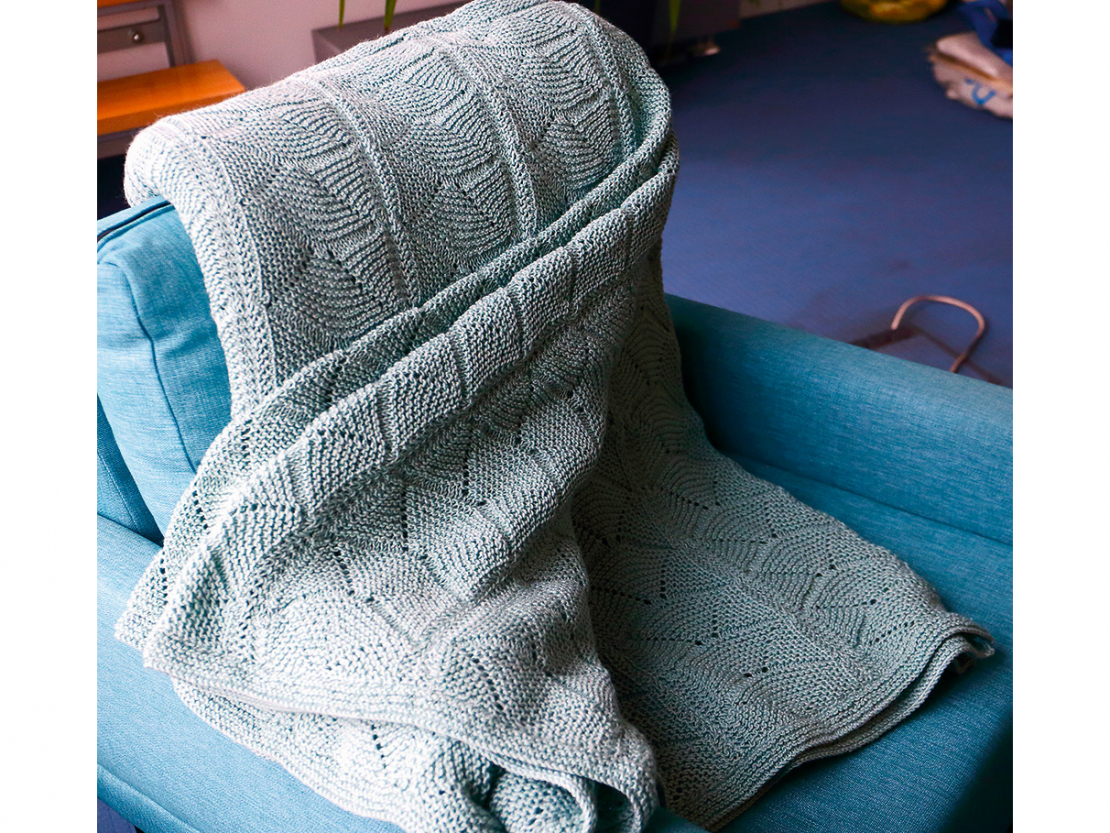 Adīts pārklājs gultai.