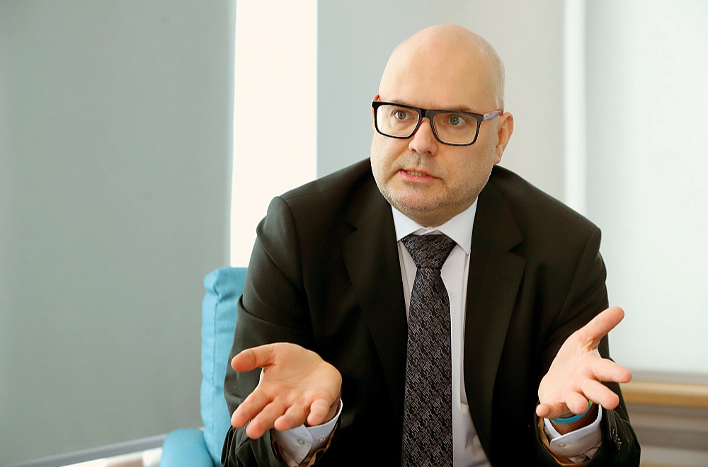 Ivars Āboliņš: "Kad biju šoruden Ukrainā, turienes mediju cilvēki teica – tieciet vaļā no krievu valodas publiskajā telpā. Daudziem pēc tautības ukraiņiem krievu valoda ir, vismaz bija, pirmā lietotā ģimenē, bet galvenais ir skaust tās publisko lietojumu, medijos, uzrakstos. Tas ir svarīgi, jo "russkij mir" ("krievu pasaule") vienmēr ierodas ar krievu valodu un pēc tam atbrauc krievu tanki."