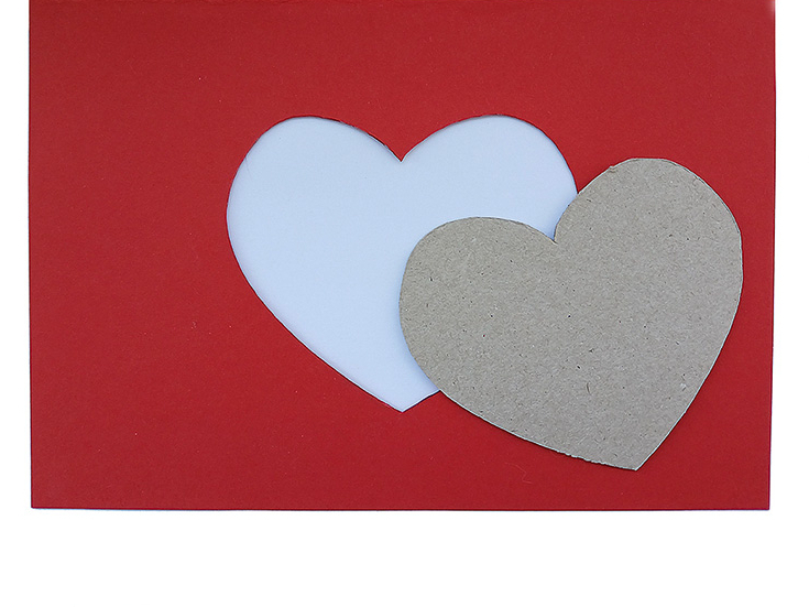 2. Izgriež sirds formu uz topošās kartītes.