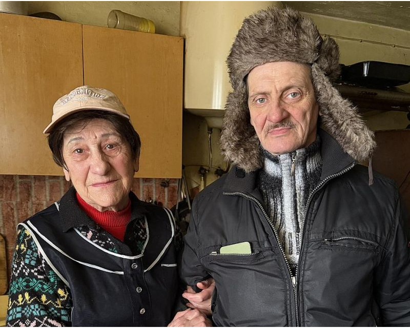 Ilga Vanuška Gulbenē jau 18 gadus pēc savas iniciatīvas vāra zupu un izdala to visiem, kuri lūdz. Viņai palīdz audžudēls Roberts.