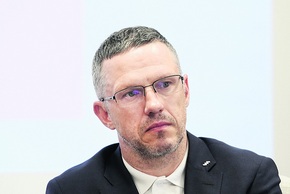 "Sadales tīkla" valdes priekšsēdētājs Sandis Jansons: ""Sadales tīkls" ar Eiropas Savienības (ES) fondu atbalstu līdz 2030. gadam plāno palielināt lietotājiem pieejamo elektroenerģijas jaudu Latvijas attīstības centros par aptuveni 200 megavatiem. Ar 200 MW būtu iespējams nodrošināt aptuveni pusi no visai Latvijai nepieciešamās jaudas vasaras mēnešos, kā arī nodrošināt vēl 50 000 mājsaimniecības ar nepieciešamo pieslēguma jaudu vai nodrošināt jaudu aptuveni 40 datu centriem vai 100 vidēja izmēra ražotnēm."