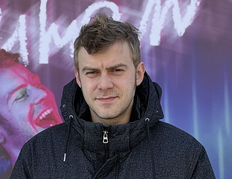 Valts Skuja: "Atveidošu reālu cilvēku, mūziķi Mārtiņu Freimani, kurš vēl samērā nesen bija starp mums. Tiesa, uz skatuves jau tomēr no sevis pilnībā neaizbēgšu, bet zinu, kas man jāizdara, un centīšos, lai skatītāji atpazītu Freimani."