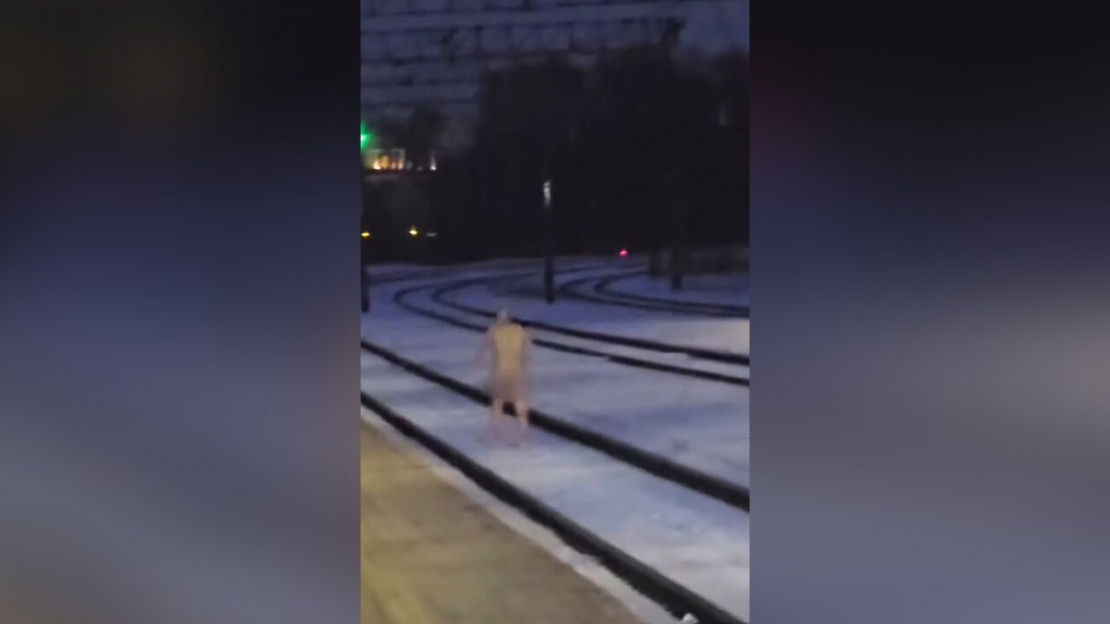 Kails vīrietis staigā pa sliedēm Torņakalna stacijas tuvumā.