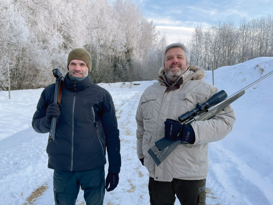 Mednieku skolas "Taurs" vadītāji un šautuves saimnieki Kārlis un Mārtiņš Dadeiki.
