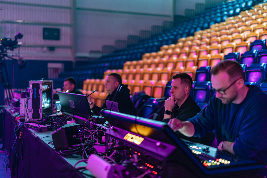 Ieskats “Zelta mikrofona” jubilejas ceremonijas mēģinājumos.