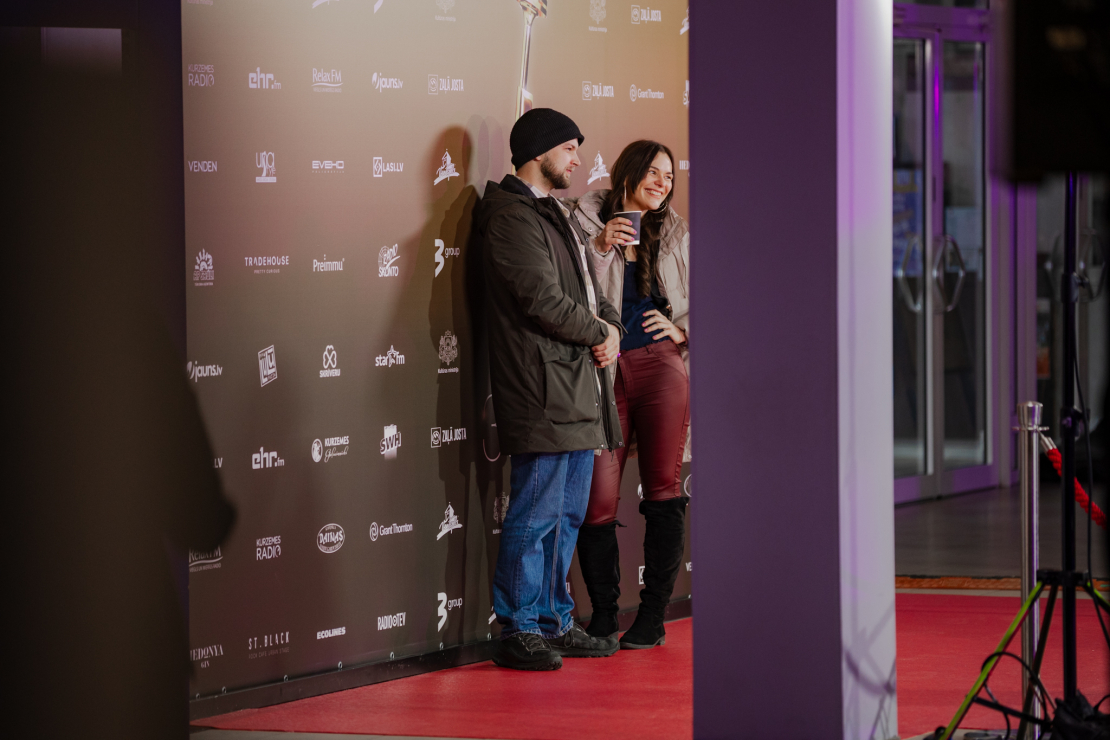 Ieskats “Zelta mikrofona” jubilejas ceremonijas mēģinājumos.