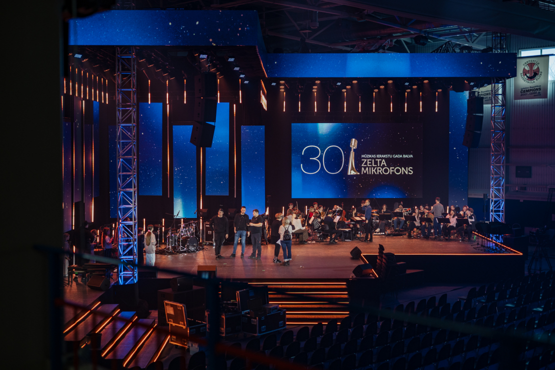 Ieskats “Zelta mikrofona” jubilejas ceremonijas mēģinājumos.