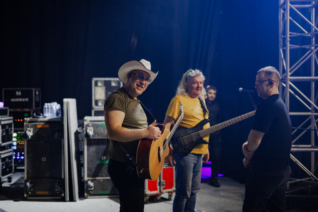 Ieskats “Zelta mikrofona” jubilejas ceremonijas mēģinājumos.