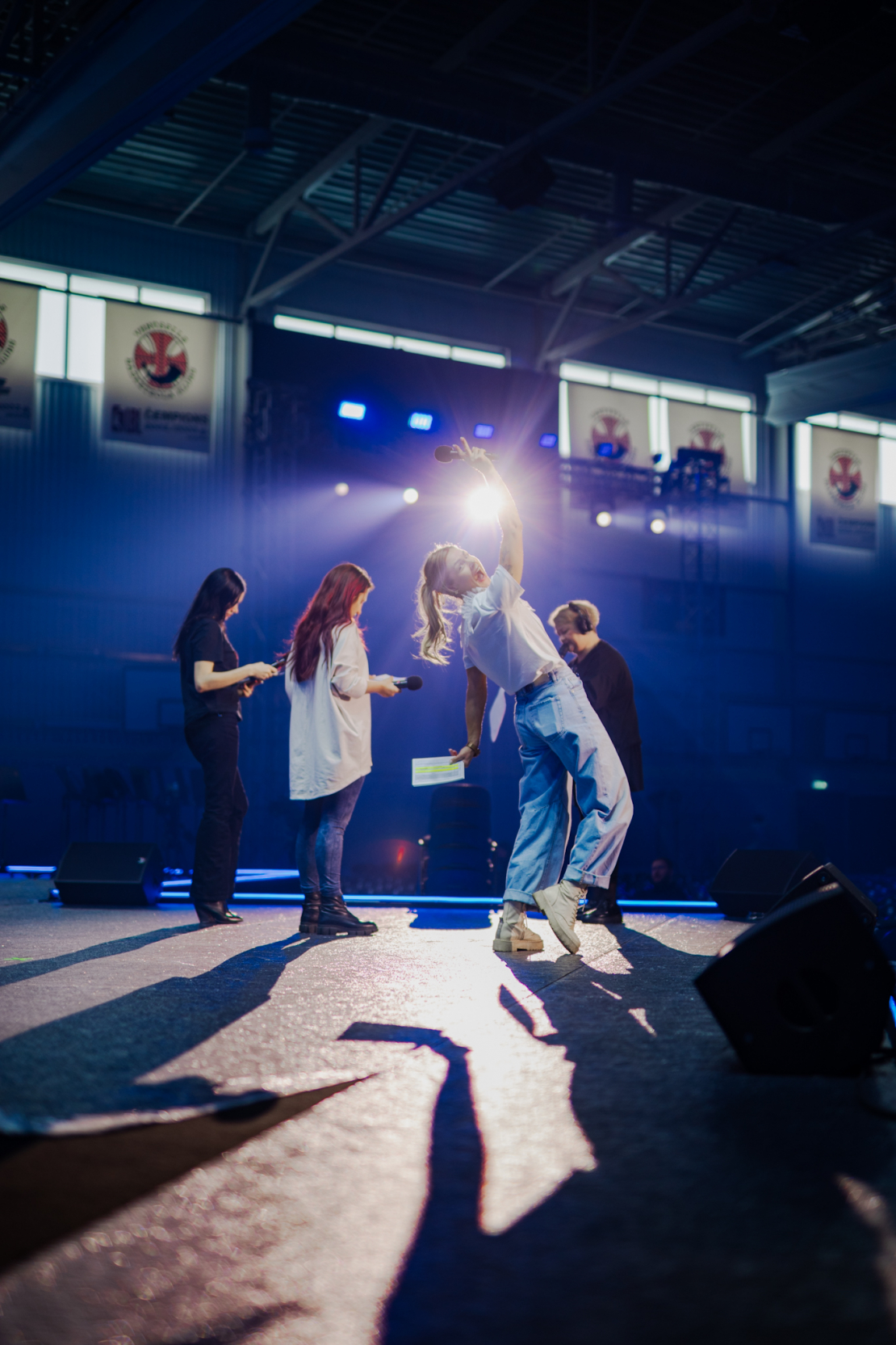Ieskats “Zelta mikrofona” jubilejas ceremonijas mēģinājumos.