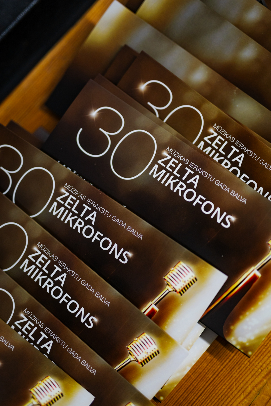 Ieskats “Zelta mikrofona” jubilejas ceremonijas mēģinājumos.