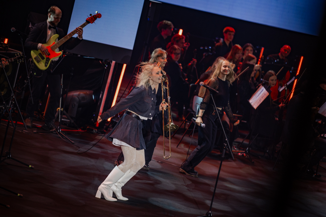 “Zelta mikrofona” ceremonijā noskaidroti laureāti 20 kategorijās. 