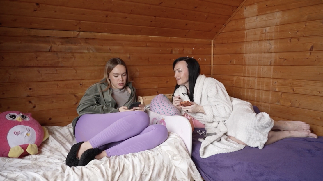 Estere ignorē mammas lūgumu piedalīties Bindru ģimenes rēķinu apmaksā.