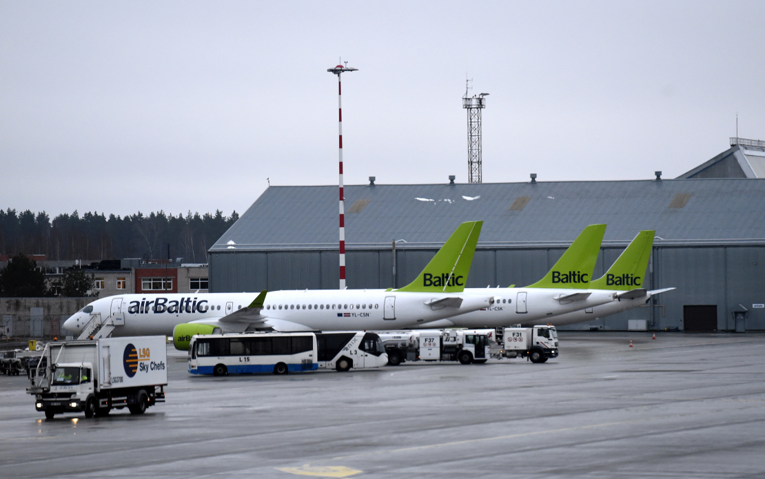 Latvijas nacionālās lidsabiedrības AS "Air Baltic Corporation" lidmašīnas starptautiskajā lidostā "Rīga".