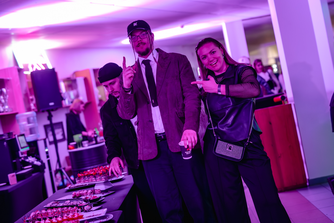 Mūziķi, slavenības un viesi pulcējas uz "Zelta mikrofons" jubilejas ceremoniju.