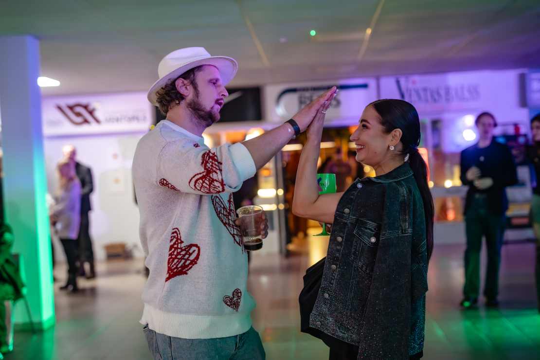 Mūziķi, slavenības un viesi pulcējas uz "Zelta mikrofons" jubilejas ceremoniju.