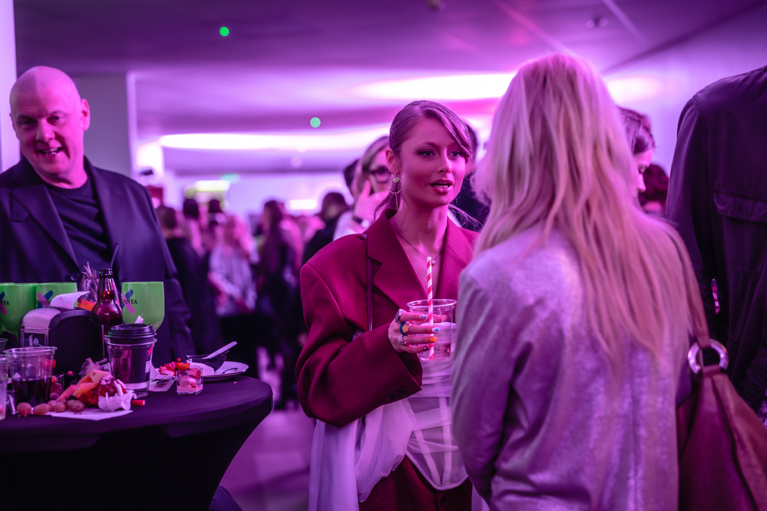 Mūziķi, slavenības un viesi pulcējas uz "Zelta mikrofons" jubilejas ceremoniju.