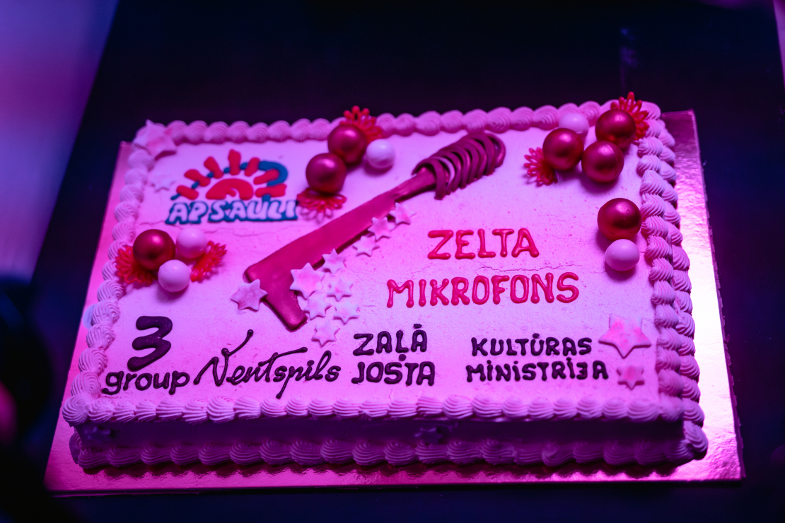 Mūziķi, slavenības un viesi pulcējas uz "Zelta mikrofons" jubilejas ceremoniju.