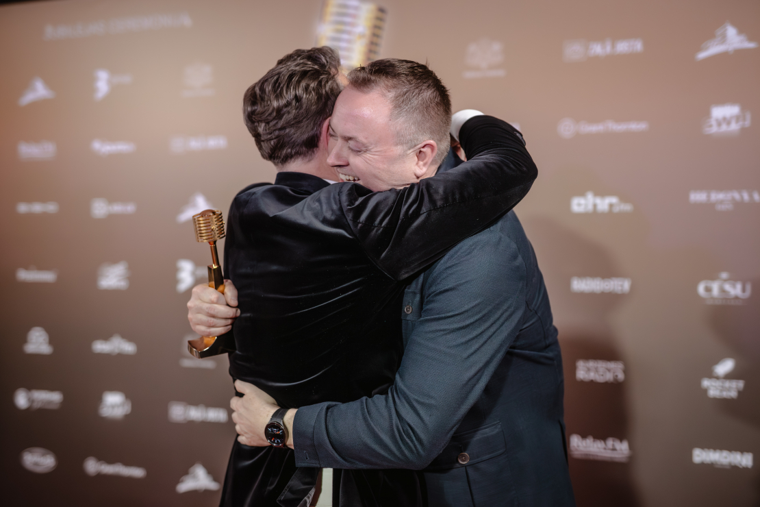 Mūziķi, slavenības un viesi pulcējas uz "Zelta mikrofons" jubilejas ceremoniju.