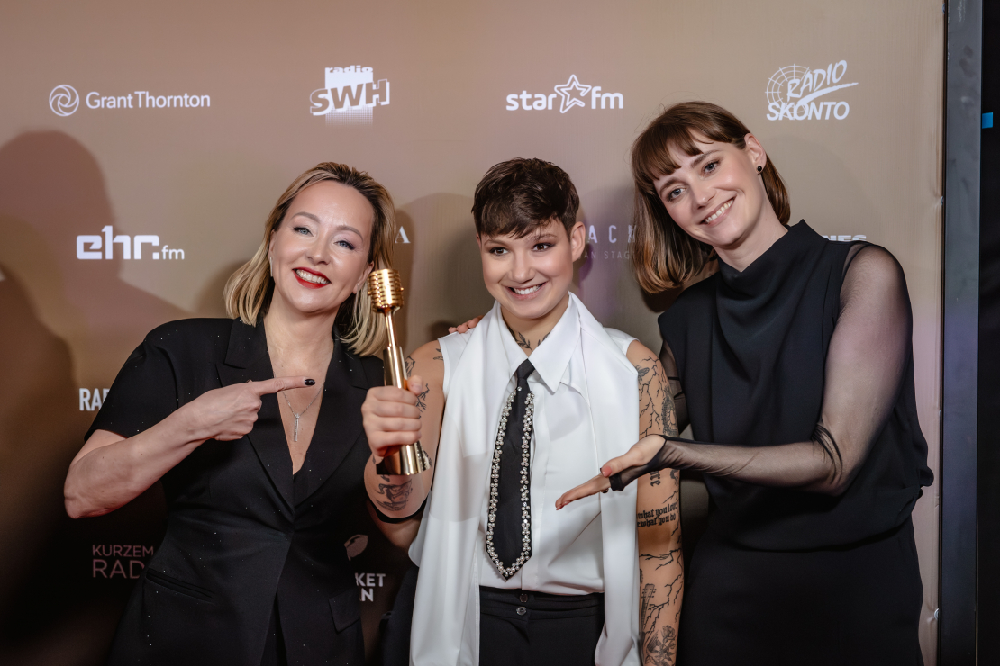 Mūziķi, slavenības un viesi pulcējas uz "Zelta mikrofons" jubilejas ceremoniju.